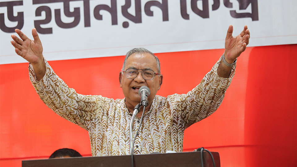 কেন্দ্রীয় শ্রমিক সমাবেশে কথা বলছেন মুজাহিদুল ইসলাম সেলিম। ছবি : সকাল সন্ধ্যা