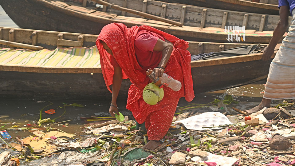 নদীর পাড়ের দিকে, যেখানে পানি কম সেই ধার ধরে হেঁটে যান এই নারী। হেঁটে হেঁটে সংগ্রহ করেন প্লাস্টিকের নানা ধরনের ভাসমান সামগ্রী। সদরঘাটের শ্যামবাজার এলাকার পাইকারি আড়তের ঘাট থেকে তোলা ছবি।