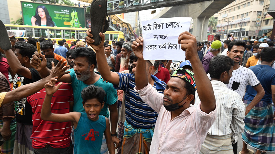 অটোরিকশা চলাচল বন্ধ করে দিলে বিকল্প কাজের ব্যবস্থা করে দেওয়ার দাবি জানিয়েছেন চালকরা। ছবি : সকাল সন্ধ্যা