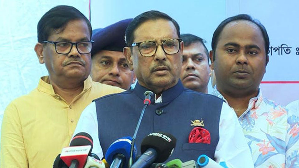 ঢাকার তেজগাঁওয়ে রহমতে আলম ইসলাম মিশন এতিমখানায় খাবার বিতরণ শেষে সাংবাদিকদের সঙ্গে কথা বলেন ওবায়দুল কাদের। ছবি : বাসস