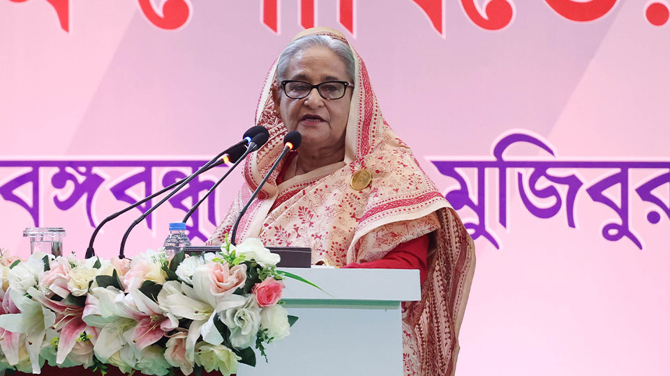 শ্রম ও কর্মসংস্থান মন্ত্রণালয় আয়োজিত মে দিবসের আলোচনায় প্রধানমন্ত্রী শেখ হাসিনা। ছবি : পিএমও