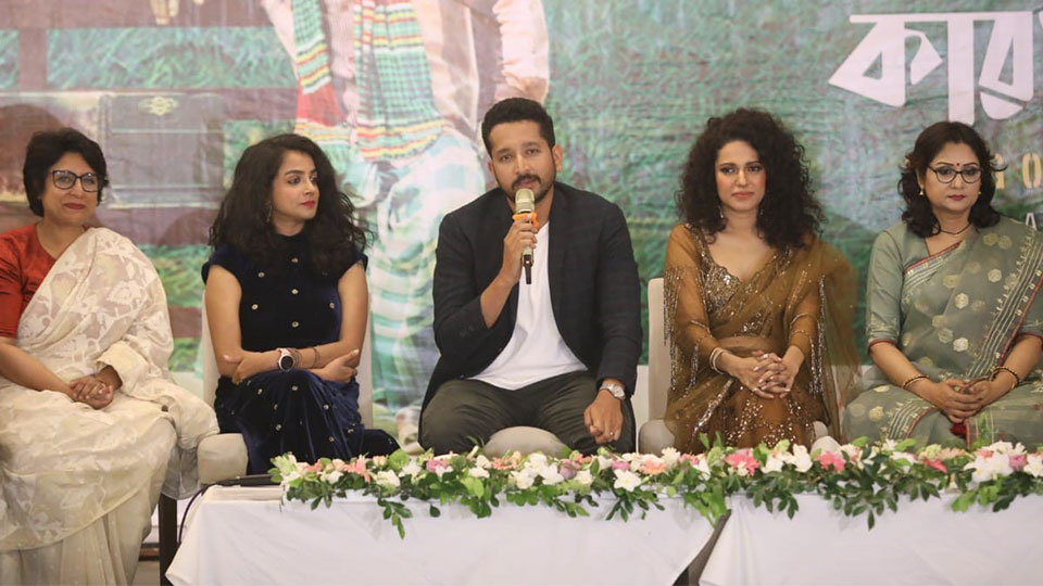সাংবাদিকদের সঙ্গে কথা বলছেন ‘আজব কারখানা’ সিনেমার প্রধান চরিত্রে অভিনয় করা অভিনেতা পরমব্রত। ছবি : সকাল সন্ধ্যা