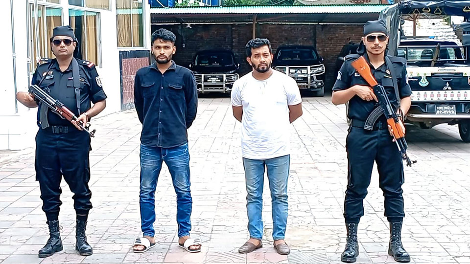 কক্সবাজারের আলাদা স্থান থেকে অস্ত্র ও গুলিসহ এদের দুজনকে গ্রেপ্তার করেছে র্যাব। ছবি : সকাল সন্ধ্যা