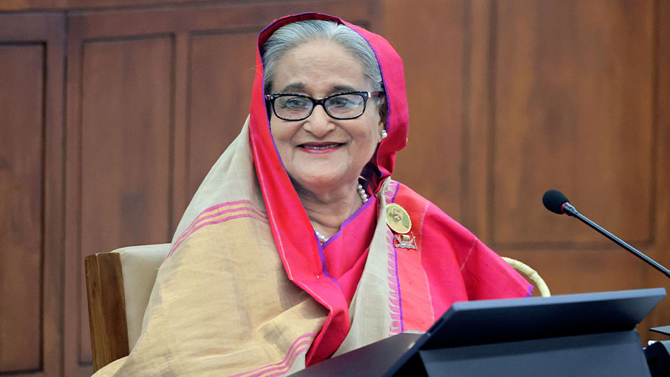 বাজেটের দিনে শেখ হাসিনা পরেছিলেন উজ্জ্বল রানি গোলাপি পাড়ের এই শাড়ি।