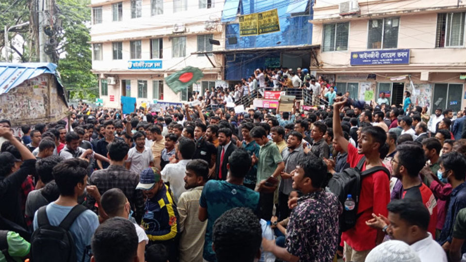 চট্টগ্রামের লালদিঘী এলাকায় আদালত ভবনের সামনে মার্চ ফর জাস্টিস কর্মসূচি পালন করে শিক্ষার্থীরা। ছবি : সকাল সন্ধ্যা