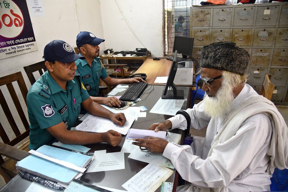 ঢাকার হাতিরঝিল থানায় পুলিশের পোশাকে ডিউটিতে দেখা যায় সদস্যদের, সেবা নিতেও এসেছেন কেউ কেউ।