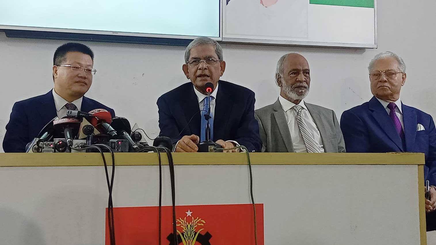 গত ২১ আগস্ট চীনা রাষ্ট্রদূতের সঙ্গে বৈঠকের পর যৌথ সংবাদ সম্মেলনে বিএনপি নেতারা। ফাইল ছবি : সকাল সন্ধ্যা