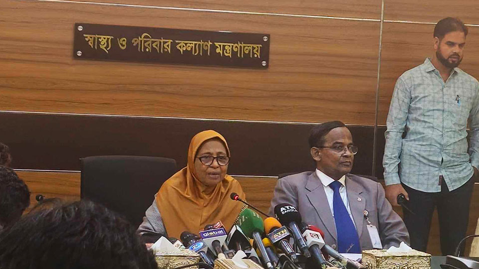 সচিবালয়ে সাংবাদিকদের সঙ্গে কথা বলছেন স্বাস্থ্য উপদেষ্টা নুরজাহান বেগম। ছবি : মন্ত্রণালয়