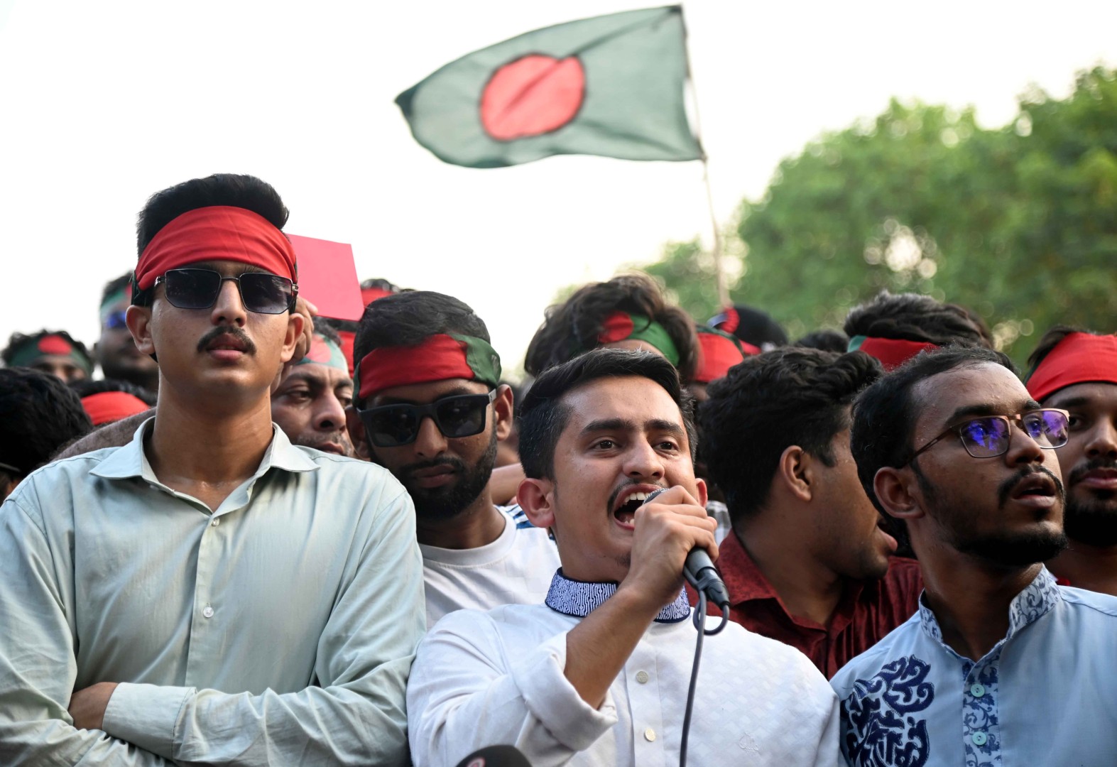 কেন্দ্রীয় শহীদ মিনারে মঙ্গলবার বৈষম্যবিরোধী ছাত্র আন্দোলনের সমাবেশে সারজিস আলম।