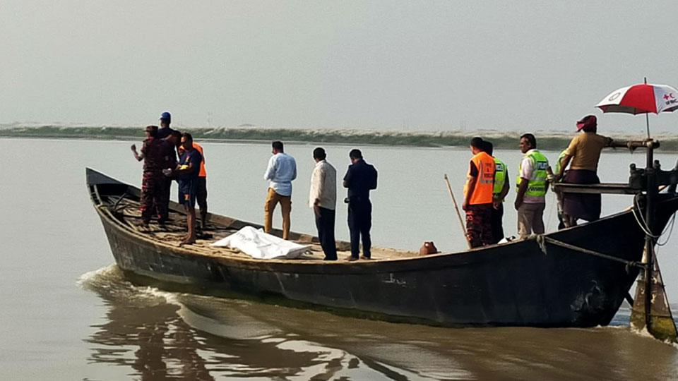 পদ্মা নদী থেকে উদ্ধার করা হয়েছে এএসআই সদরুলের লাশ। ছবি : সকাল সন্ধ্যা