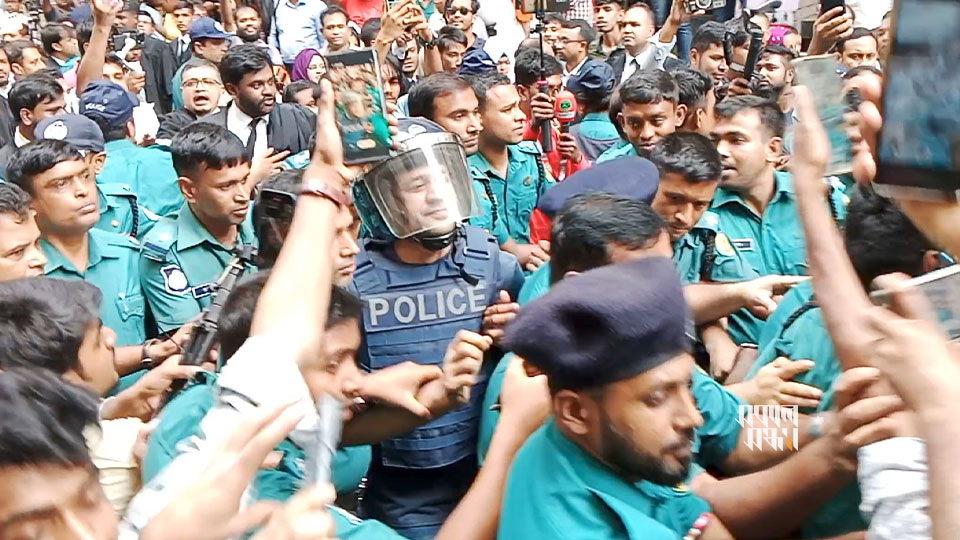 কড়া পুলিশি পাহারায় ব্যারিস্টার সুমনকে নেওয়া হয় সিএমএম আদালতে। ছবি : সকাল সন্ধ্যা
