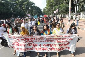 নতুন কমিটি গঠনের পর ঢাকা বিশ্ববিদ্যালয়ে ছাত্রদলের এক মিছিলে নেতা-কর্মীরা।