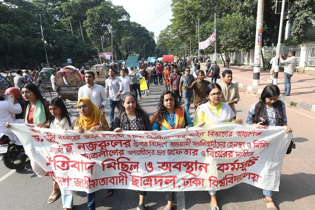 নতুন কমিটি গঠনের পর ঢাকা বিশ্ববিদ্যালয়ে ছাত্রদলের এক মিছিলে নেতা-কর্মীরা।