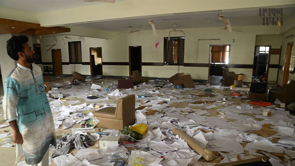 হামলায় তছনছ মাহবুবুর রহমান মোল্লা কলেজ। ছবি : সকাল সন্ধ্যা