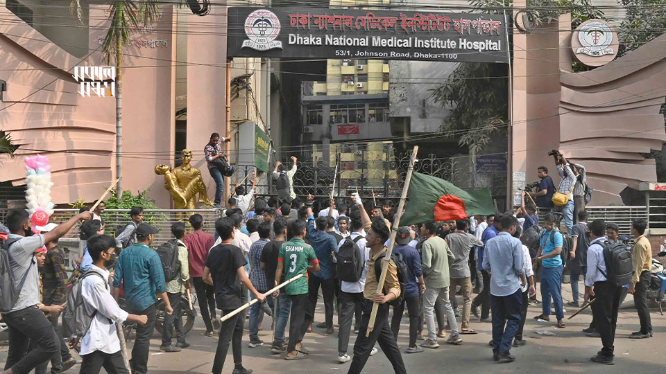 ভুল চিকিৎসায় এক শিক্ষার্থীর মৃত্যুর অভিযোগের জের ধরে রবিবার সেখানে হামলা চালায় ঢাকার বেশ কয়েকটি কলেজের শিক্ষার্থীরা। ছবি : জীবন আমীর