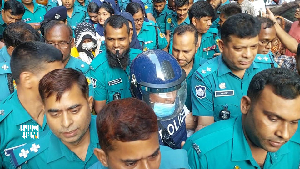 আদালতে নেওয়া হচ্ছে শমী কায়সার ও তাপসকে। ছবি : সকাল সন্ধ্যা