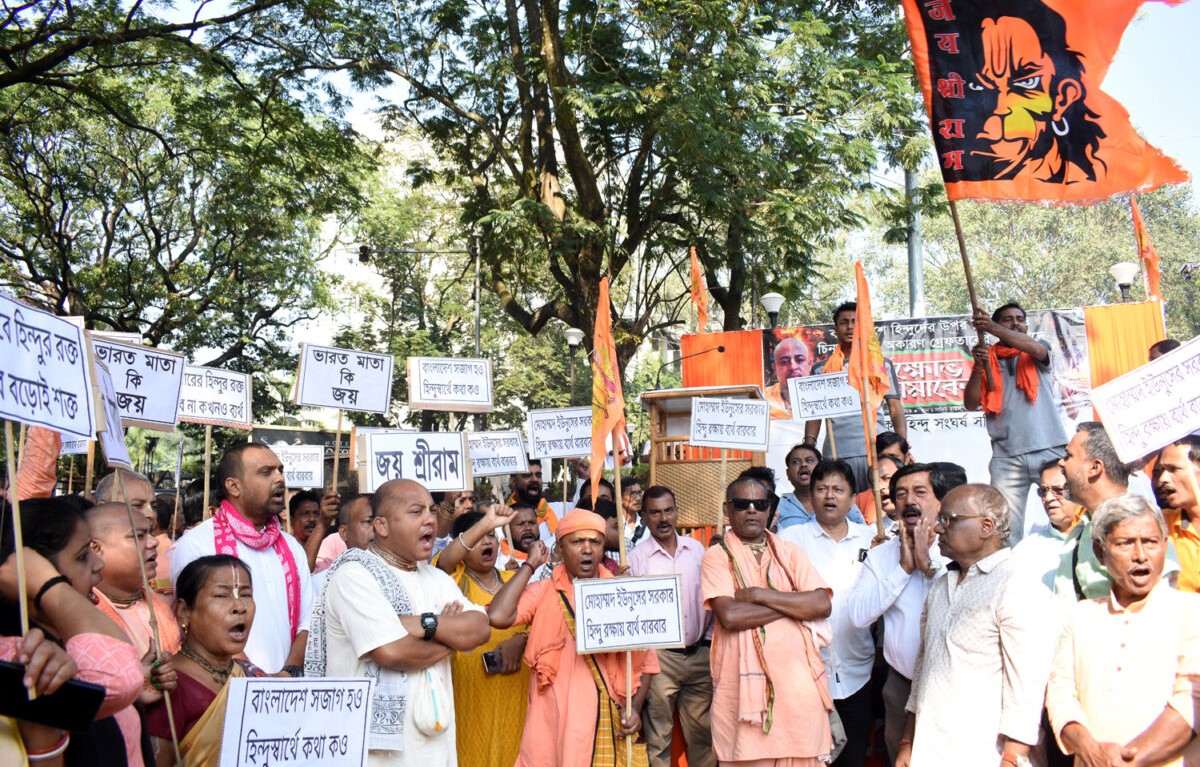 ত্রিপুরা রাজ্যের আগরতলায় বাংলাদেশের ডেপুটি হাই কমিশনের সামনে সোমবার হিন্দুদের একটি সংগঠনের ব্যানারে বিক্ষোভ হয়। পরে ডেপুটি কমিশনে হামলাও হয়।
