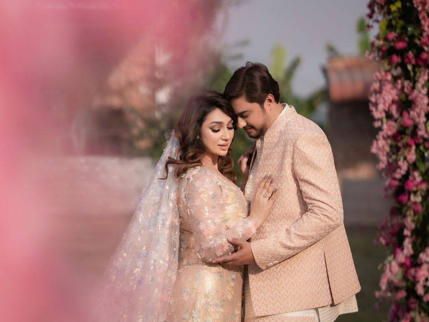 বিয়ের পোশাকে চমকে দিলেন অপু-জয়