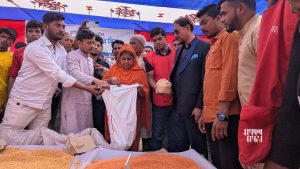 বাকলিয়া স্টেডিয়ামে বিদ্যানন্দের এই উদ্যোগের আনুষ্ঠানিক যাত্রার উদ্বোধন করেন সিটি মেয়র ডা. শাহাদাত হোসেন। ছবি : সকাল সন্ধ্যা