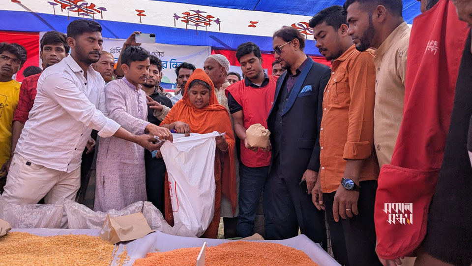 বাকলিয়া স্টেডিয়ামে বিদ্যানন্দের এই উদ্যোগের আনুষ্ঠানিক যাত্রার উদ্বোধন করেন সিটি মেয়র ডা. শাহাদাত হোসেন। ছবি : সকাল সন্ধ্যা