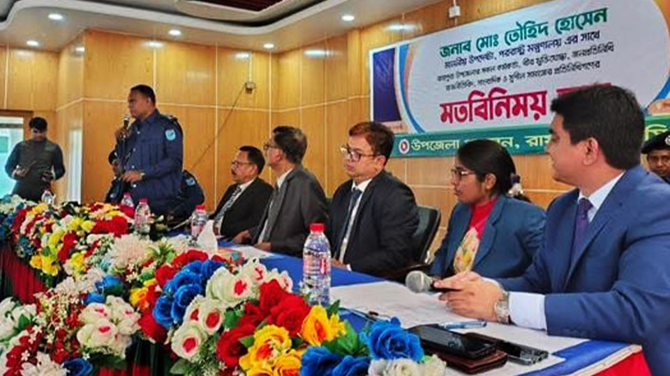 নরসিংদীর বেলাব উপজেলা প্রশাসন আয়োজিত মতবিনিময়ে পররাষ্ট্র উপদেষ্টাসহ অন্যরা। ছবি : বাসস