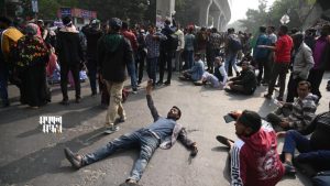 ‘বিডিআর কল্যাণ পরিষদ’ ব্যানারে শাহবাগে কর্মসূচি পালনের সময় চাকরিচ্যুত জওয়ানদের কয়েকজন সড়কে শুয়ে পড়েন। ছবি : হারুন অর রশীদ