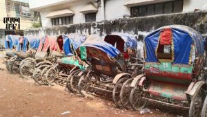 চালক নেই, তাই প্যাডেল রিকশাগুলো পড়ে আছে মোহাম্মদপুরে বাবু বিশ্বাসের গারেজে।
