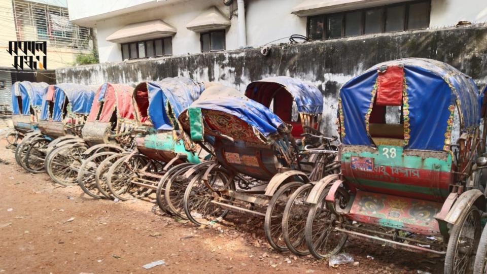 চালক নেই, তাই প্যাডেল রিকশাগুলো পড়ে আছে মোহাম্মদপুরে বাবু বিশ্বাসের গারেজে।