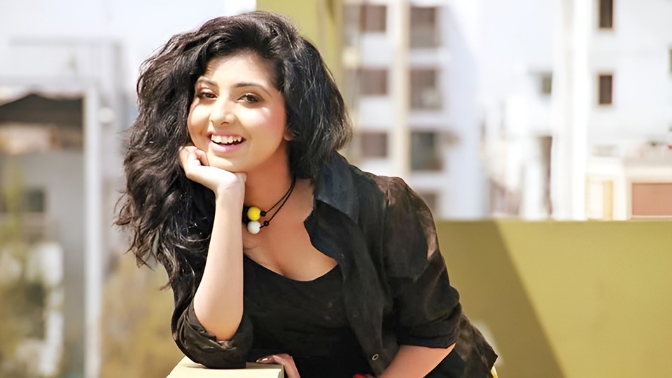 পড়শী, গায়িকা পড়শী, ক্ষুদে গানরাজ পড়শী