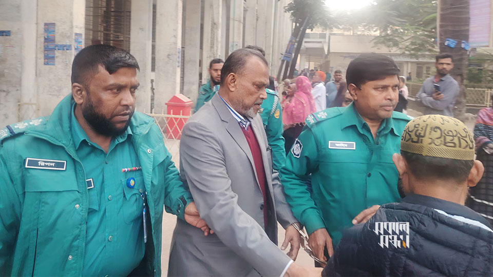 আদালত থেকে কারাগারে নেওয়া হচ্ছে মিজানুর রহমানকে। ছবি : সকাল সন্ধ্যা
