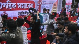 ফ্যাসিবাদ বিলোপ ও নতুন সংবিধানের দাবিতে শহীদ মিনারে নাগরিক সমাবেশের আয়োজ করেছিল জাতীয় বিপ্লবী পরিষদ। সমাবেশের এক পর্যায়ে সেখানে দুই পক্ষের মধ্যে মারপিটের ঘটনা ঘটে। ছবি : হারুন-অর-রশীদ