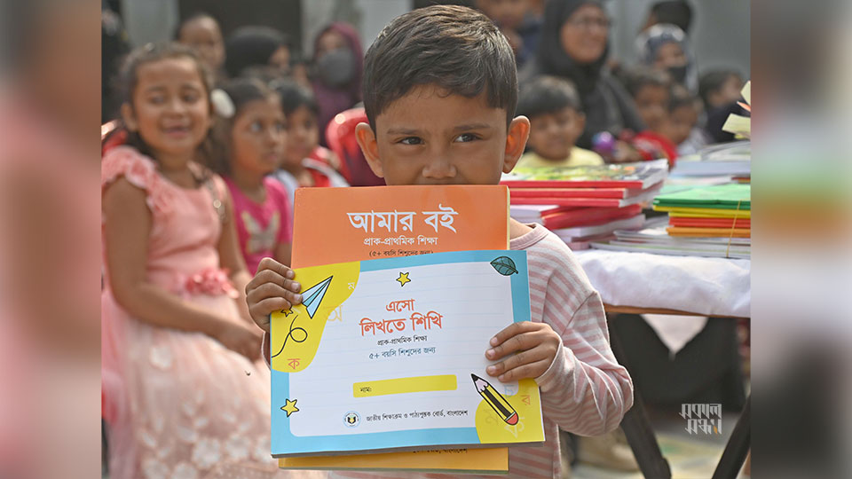 তবে এবার সব শিক্ষার্থী পায়নি নতুন বই। যারা পেয়েছে তারাও সব বই পায়নি। কয়েকটি বই পেয়েছে শিক্ষার্থীরা। ছবি : হারুন-অর-রশীদ