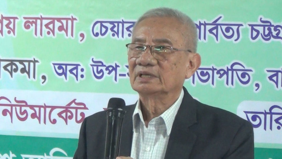 ‘পার্বত্য চট্টগ্রামের আদিবাসী জুম্ম জনগণের সামগ্রিক পরিস্থিতি আলোকে নাগরিক সমাজের ভূমিকা’ শীর্ষক আলোচনায় সন্তু লারমা। ছবি : সকাল সন্ধ্যা