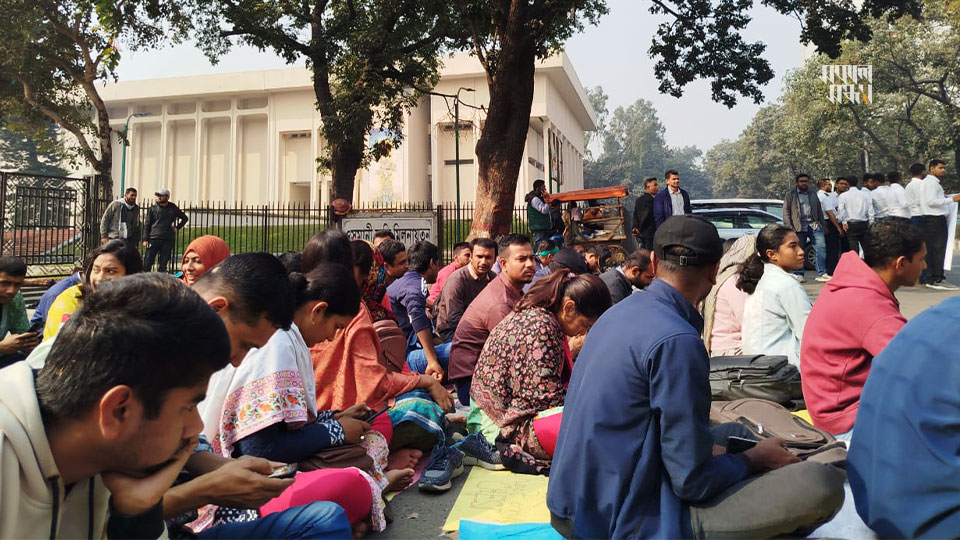 শৃঙ্খলাভঙ্গের অভিযোগে অব্যাহতি পাওয়া এসআইরা ঢাকায় সচিবালয়ের সামনে আমরণ অনশন কর্মসূচি পালন করছেন। ছবি : সকাল সন্ধ্যা