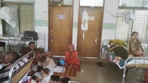 স্ট্যান্ড নেই, তাই গত বছরের অক্টোবরে ঢাকা মেডিকেল কলেজ হাসপাতালে চিকিৎসাধীন ডেঙ্গু রোগীকে স্যালাইন দেওয়া হচ্ছিল সুতায় ঝুলিয়ে। ফাইল ছবি