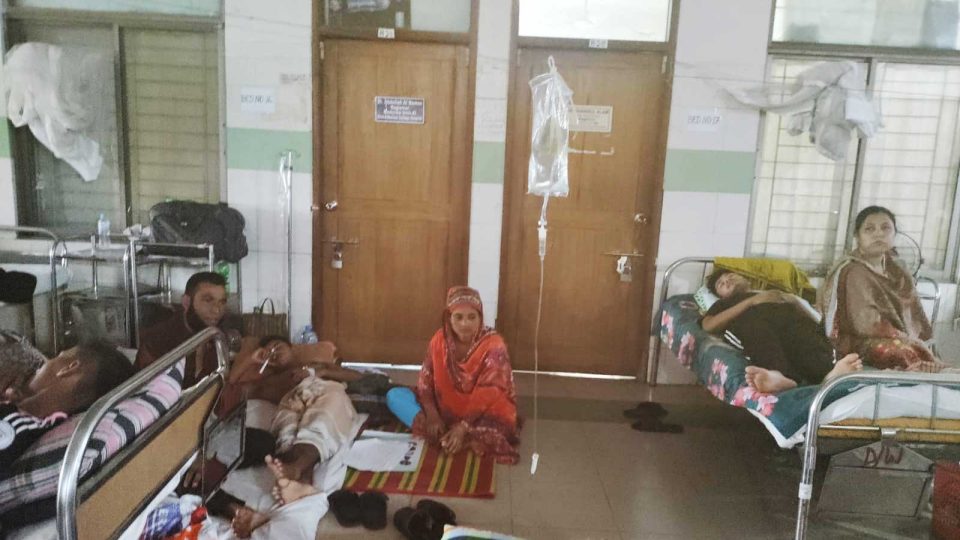 স্ট্যান্ড নেই, তাই গত বছরের অক্টোবরে ঢাকা মেডিকেল কলেজ হাসপাতালে চিকিৎসাধীন ডেঙ্গু রোগীকে স্যালাইন দেওয়া হচ্ছিল সুতায় ঝুলিয়ে। ফাইল ছবি