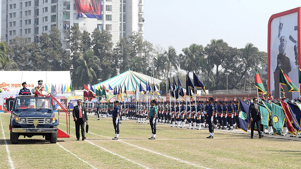 রাজারবাগ পুলিশ লাইনস মাঠে পুলিশ সপ্তাহ ২০১৯ উপলক্ষে আয়োজিত বার্ষিক কুচকাওয়াজের সালাম গ্রহণ করছেন শেখ হাসিনা। এই অনুষ্ঠানেই ৩৪৯ জন কর্মকর্তাকে বিভিন্ন পদক দেওয়া হয়। ছবি : পিআইডি