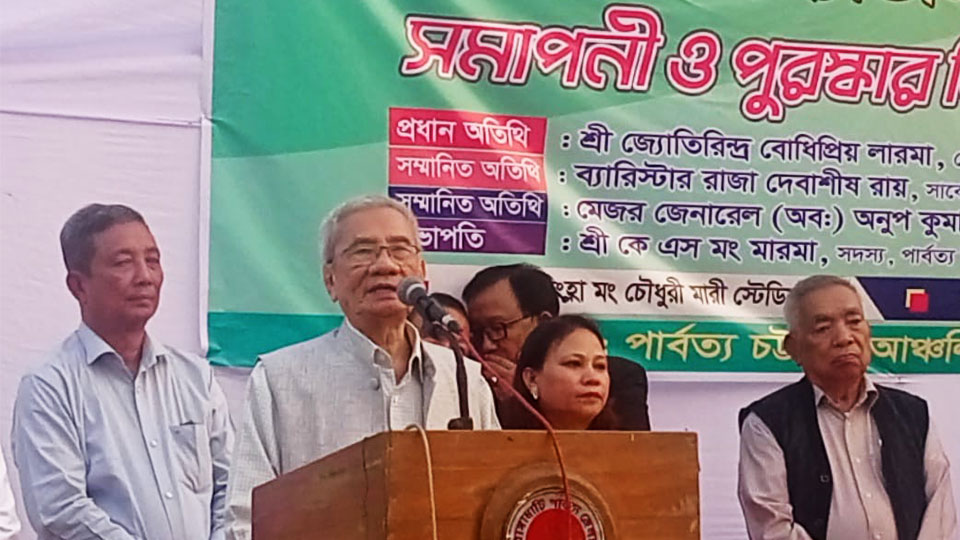 রাঙ্গামাটির চিং হ্লা মং চৌধুরী মারী স্টেডিয়ামে পার্বত্য চট্টগ্রাম আঞ্চলিক পরিষদ আয়োজিত অনুষ্ঠানে সন্তু লারমা। ছবি : সকাল সন্ধ্যা