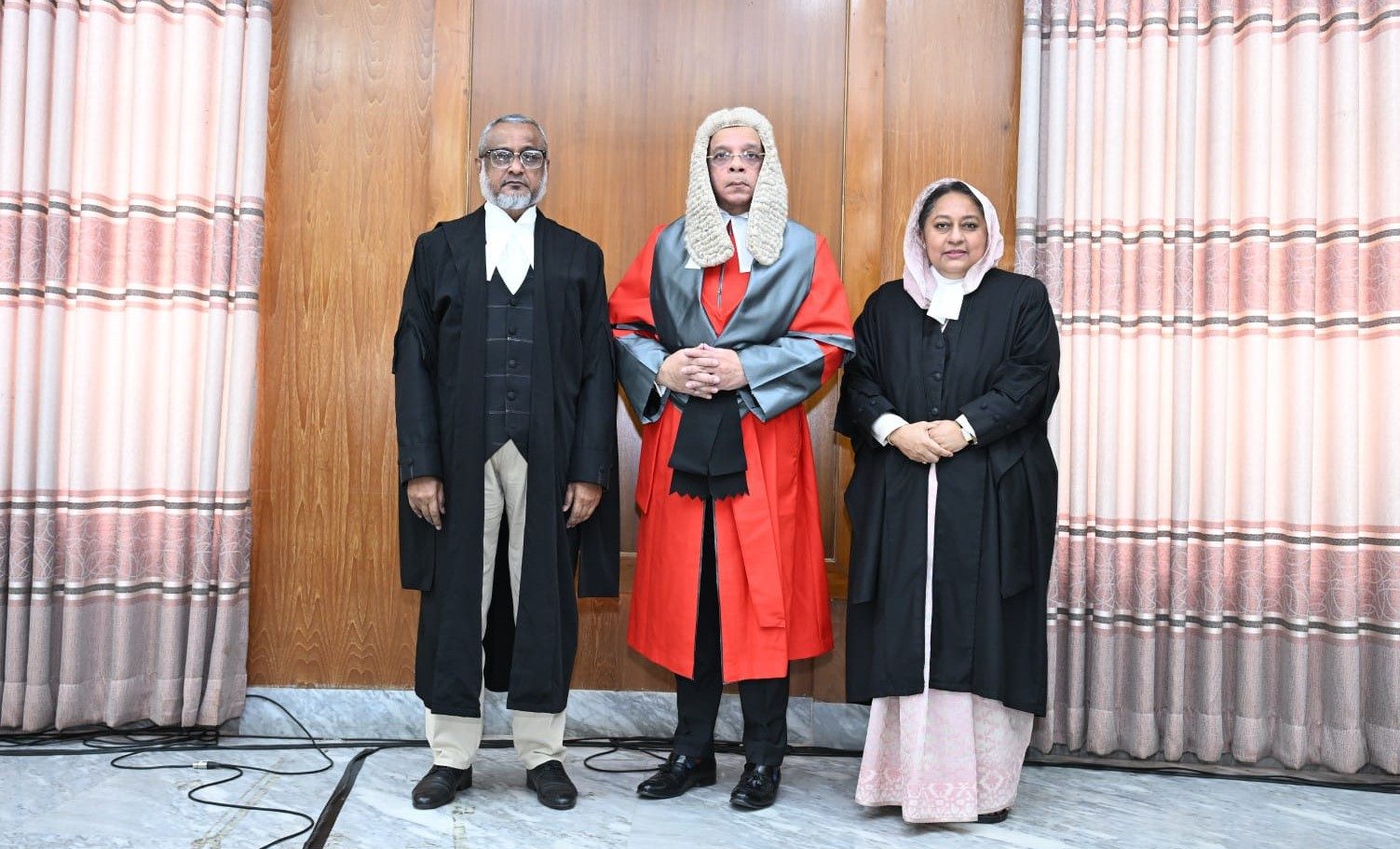 শপথ নেওয়ার পর প্রধান বিচারপতির সঙ্গে আপিল বিভাগের নতুন দুই বিচারক বিচারপতি এ কে এম আসাদুজ্জামান ও বিচারপতি ফারাহ মাহবুব।