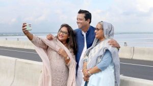 ছেলে-মেয়ের সঙ্গে শেখ হাসিনা। ফাইল ছবি