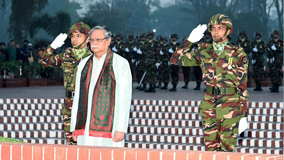 স্বাধীনতা দিবসের সকালে ঢাকার সাভারে জাতীয় জাতির বীর সন্তানদের ফুলেল শ্রদ্ধা জানান রাষ্ট্রপতি মো. সাহাবুদ্দিন। ছবি : বাংলাদেশ সেনাবাহিনীর ফেইসবুক পেইজ