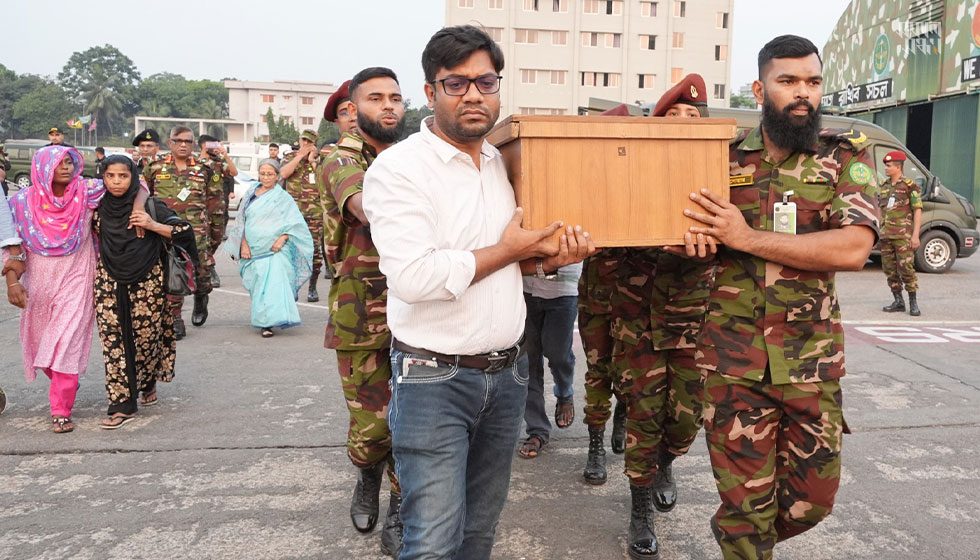 ধর্ষণের শিকার আট বছরের শিশুর মরদেহ সেনাবাহিনীর হেলিকপ্টারে করে দাফনের জন্য নিয়ে যাওয়া হয় মাগুরায়।