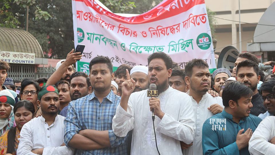 ঢাকার শাহবাগে এনসিপি আয়োজিত বিক্ষোভ সমাবেশে বক্তব্য দেন আখতার হোসেন। ছবি : সকাল সন্ধ্যা