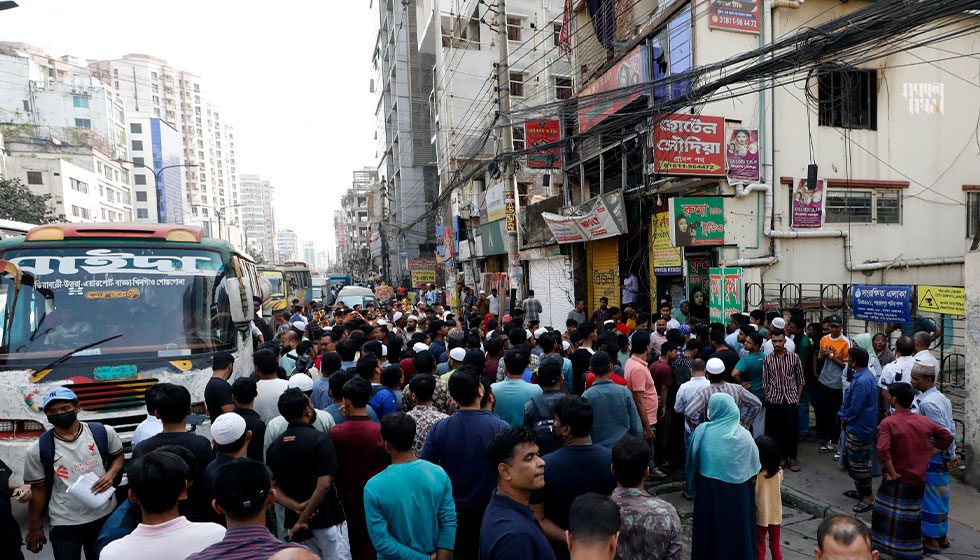 ঢাকার ভাটার থানা এলাকার শাহজাদপুরে একটি বহুতল ভবনে আগুন লাগে দুপুরে। ছবি হারুন-অর-রশীদ