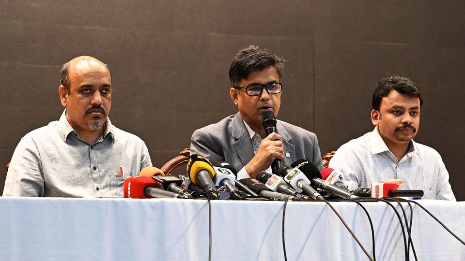 সংবাদ সম্মেলনে প্রধান উপদেষ্টার প্রেস সচিব শফিকুল আলম। ছবি : পিআইডি