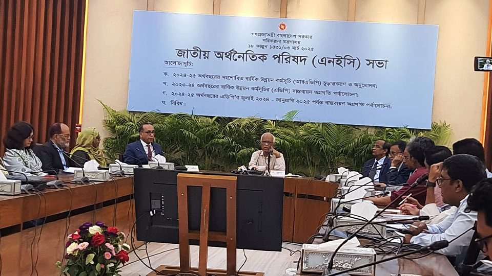এনইসি সম্মেলন কক্ষে আয়োজিত সংবাদ সম্মেলনে ওয়াহিদউদ্দিন মাহমুদ। ছবি : সকাল সন্ধ্যা