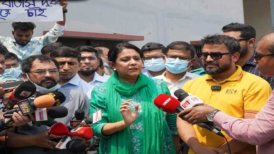 পরিবেশ উপদেষ্টা সৈয়দা রিজওয়ানা হাসান শনিবার দুপুরে রাজধানীর মাতুয়াইলে স্যানিটারি ল্যান্ডফিল এলাকা পরিদর্শন শেষে বায়ুদূষণ পরিস্থিতি নিয়ে সাংবাদিকদের ব্রিফ করেন । ছবি : পিআইডি