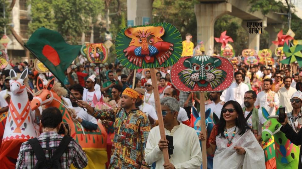 শুরু হলো নতুন বছর; নানা আয়োজনে বরণ করা হলো ১৪৩২ বঙ্গাব্দকে। এই আয়োজনকে রঙিন করে তোলে চারুকলা থেকে বের হওয়া বর্ণাঢ্য শোভাযাত্রা। ছবি : হারুন অর রশীদ