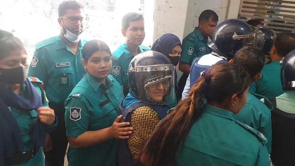আদালতে অনেকটা হাস্যোজ্জ্বল ছিলেন তুরিন আফরোজ।