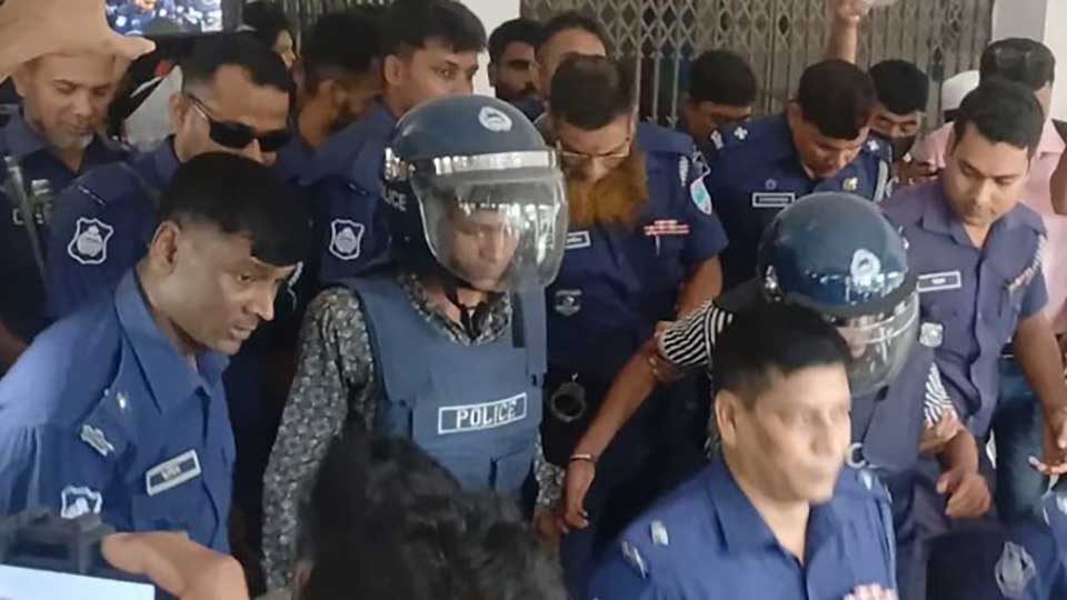 শনিবার মাগুরার নারী ও শিশু নির্যাতন দমন ট্রাইব্যুনালের বিচারক চাঞ্চল্যকর শিশু ধর্ষণ ও হত্যা মামলার প্রধান আসামি হিটু শেখকে মৃত্যুদণ্ড দিয়েছেন। ছবি : বাসস